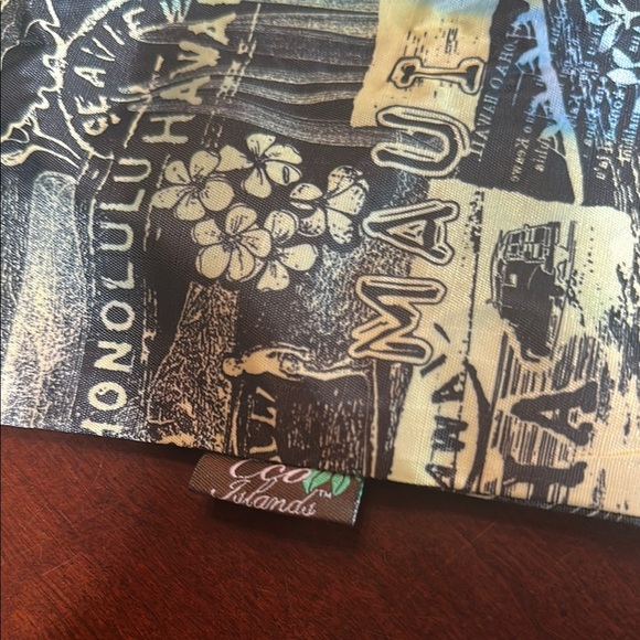 Hawaiian Print Travel Bag - Picture 2 of 7